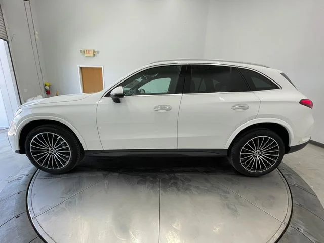 New 2027 White Mercedes-Benz GLC 300 image 17