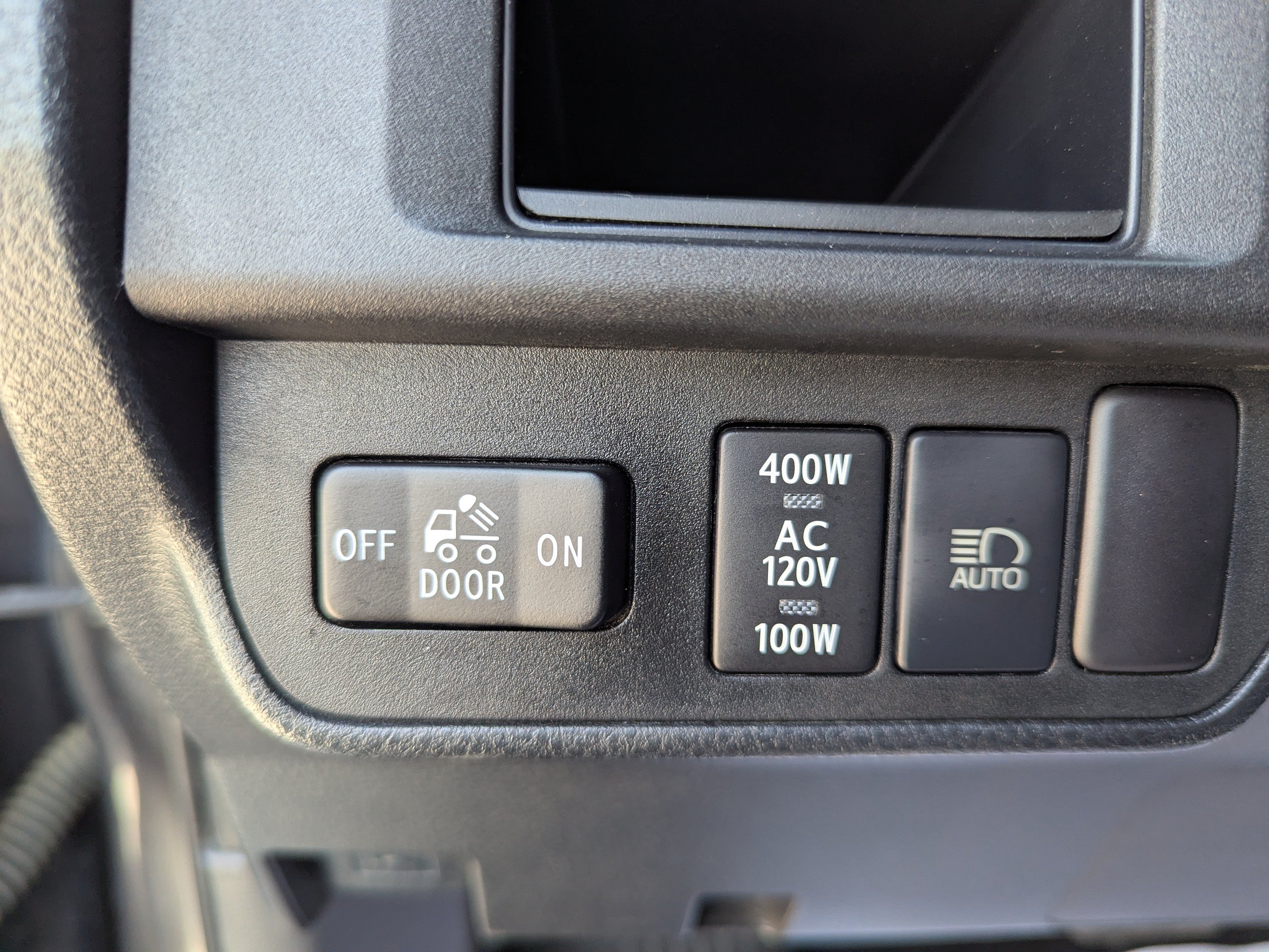 Used 2018  Toyota SR image 14