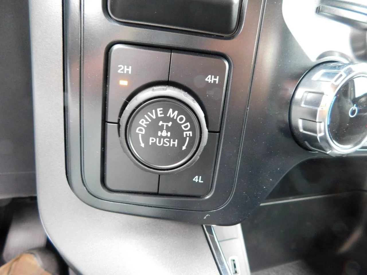 New 2026 Carbonized Gray Metallic Ford XLT image 40