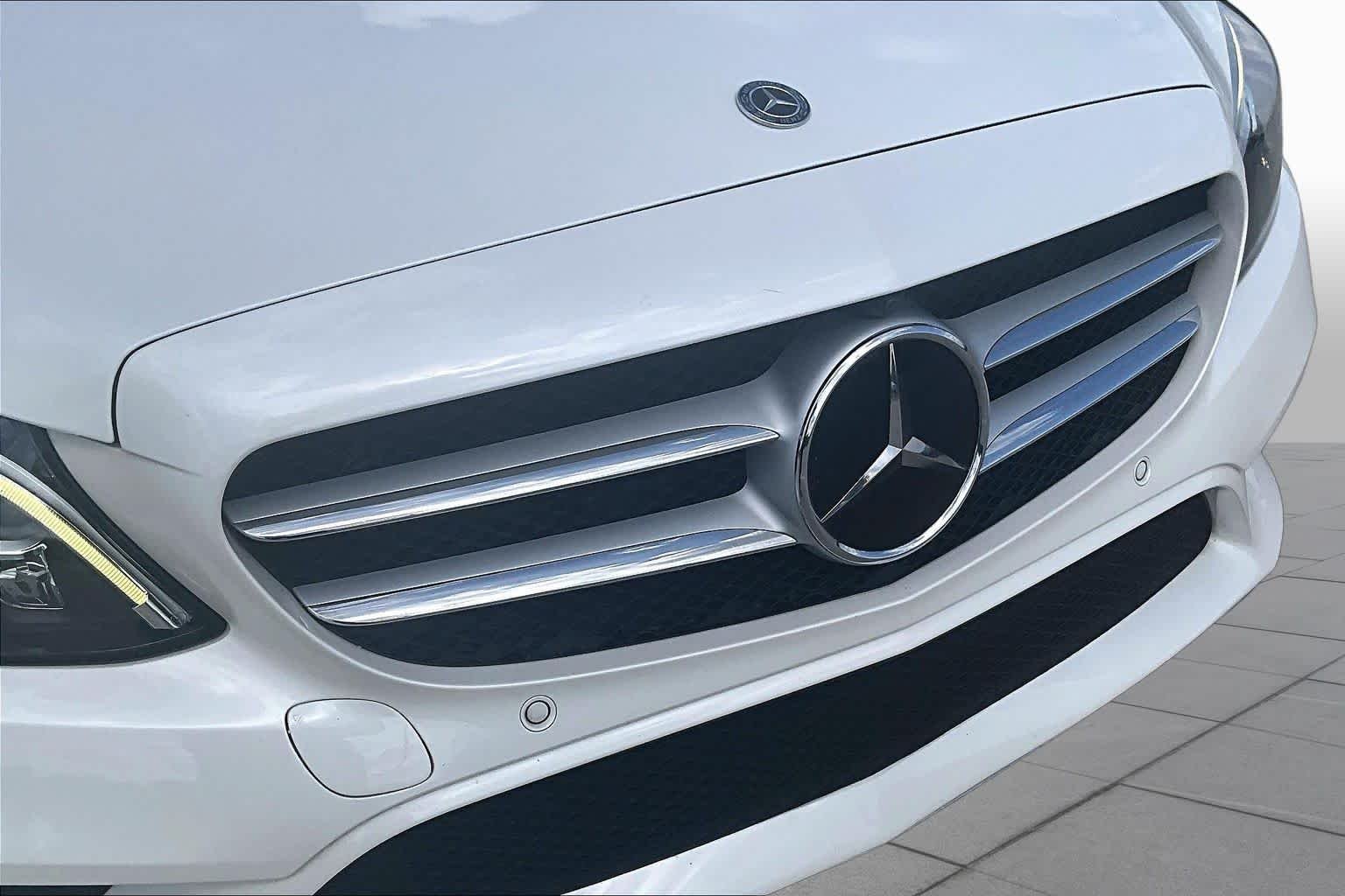 Used 2021 designo Diamond White Metallic Mercedes-Benz C 300 image 28