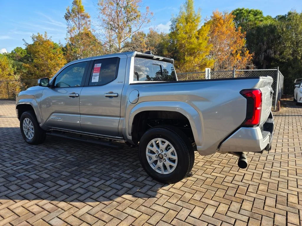 2026 Toyota Tacoma SR5 - Photo 9