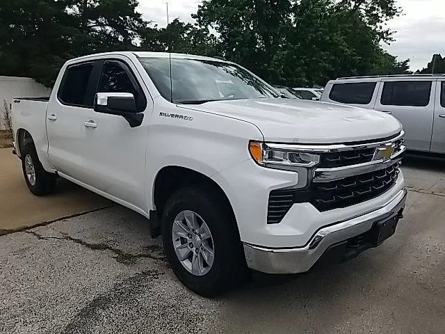 Used 2022 White Chevrolet LT image 2