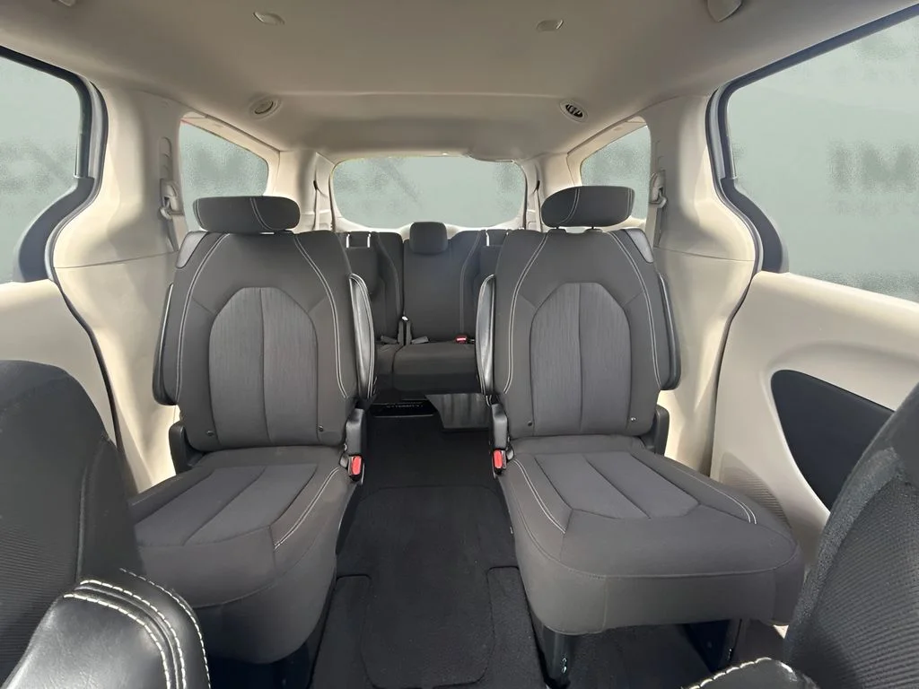 Used 2022 White Chrysler LX image 6