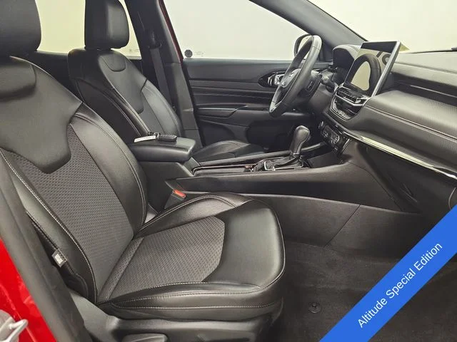 Used 2023 Redline Pearlcoat Jeep Latitude image 9