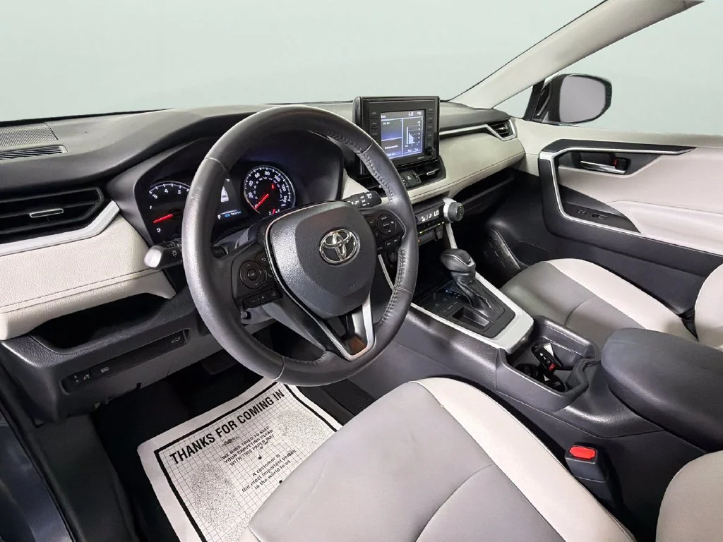 Used 2020  Toyota XLE Premium image 19