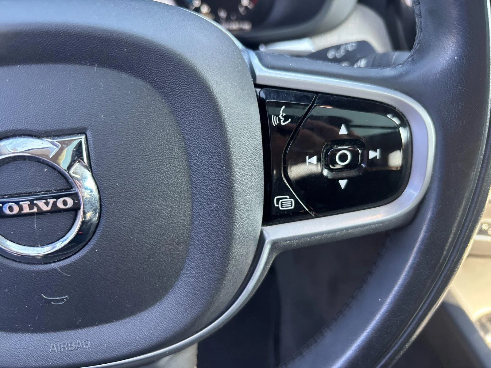 Used 2021 Onyx Black Metallic Volvo Inscription image 19