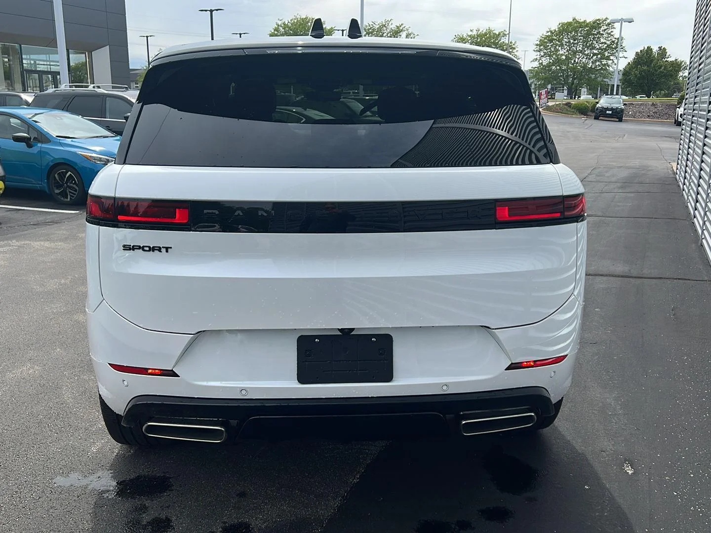New 2026 Ostuni Pearl White Premium Metallic Land Rover Dynamic SE image 4