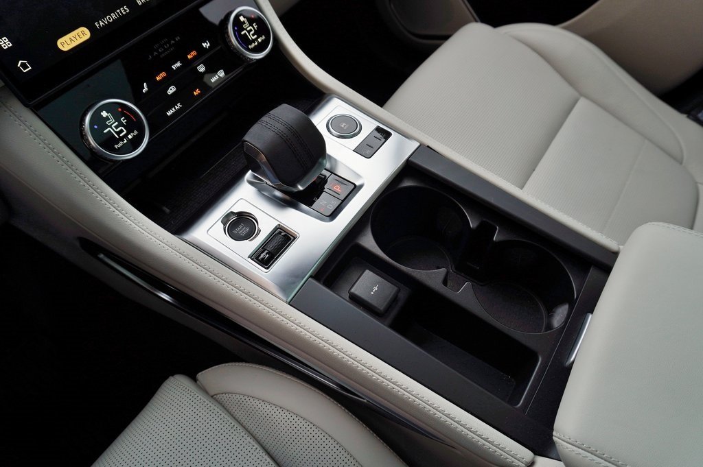 2025 JAGUAR F-PACE - Image 28