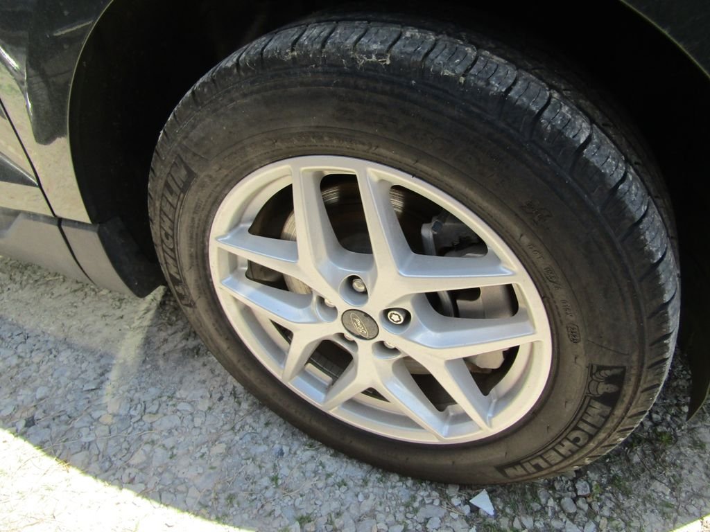 Used 2023 Green Ford SEL image 9