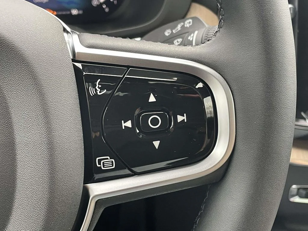 New 2026 Onyx Black Metallic Volvo Core image 11