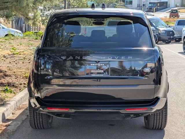 Used 2023  Land Rover SE image 4
