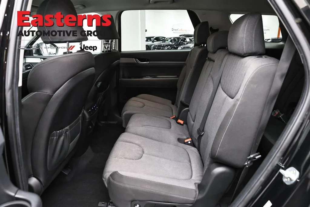 Used 2022 Black Hyundai SE image 22