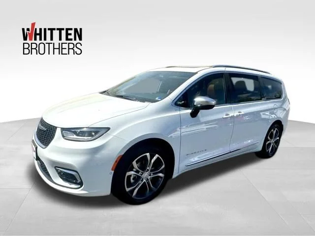 2026 Chrysler Pacifica Pinnacle's photo
