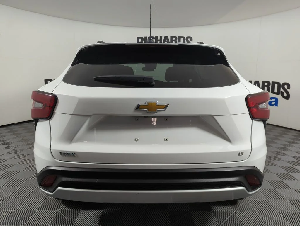 Used 2025 Summit White Chevrolet LT image 4