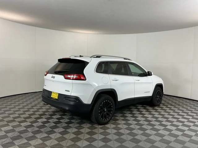 Used 2017 Bright White Clearcoat Jeep Latitude image 5