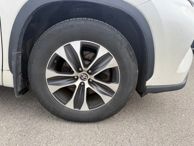 Used 2020 White Toyota XLE image 4