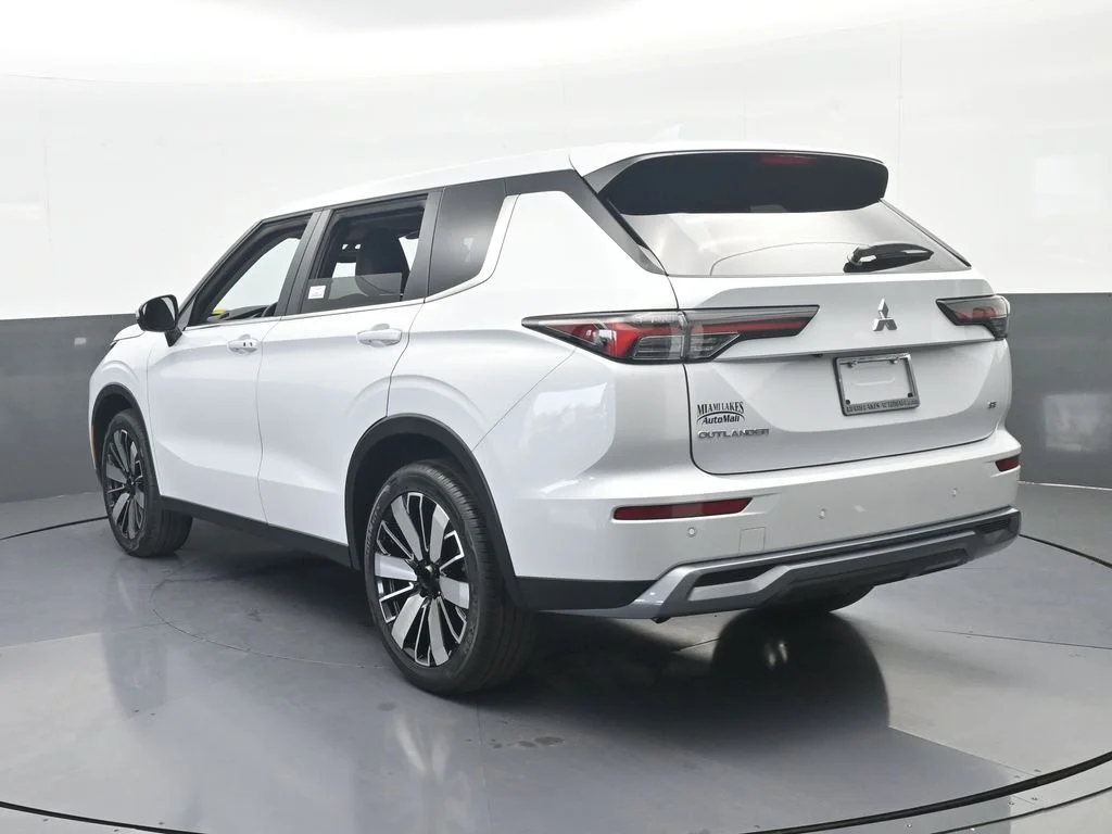 New 2026 Diamond White Mitsubishi SE image 4