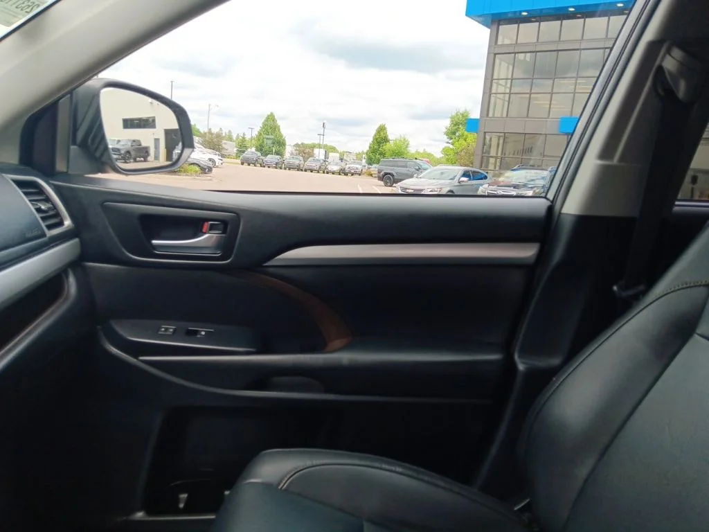 Used 2019 Midnight Black Metallic Toyota XLE image 27
