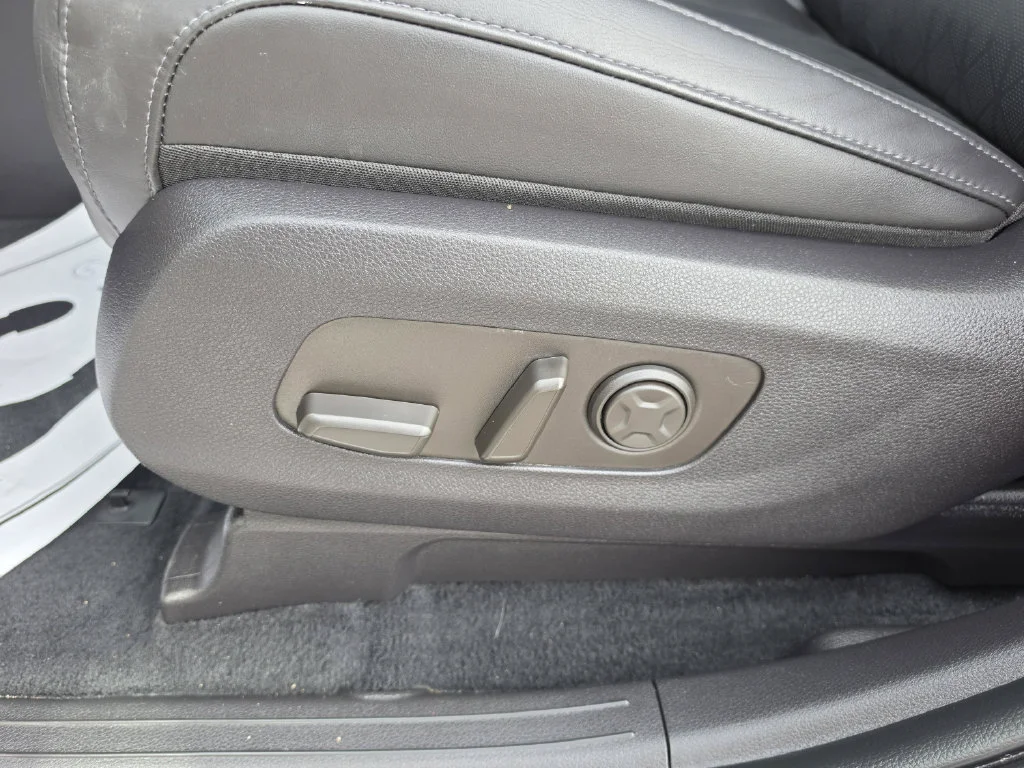 Used 2025 White Kia EX image 31