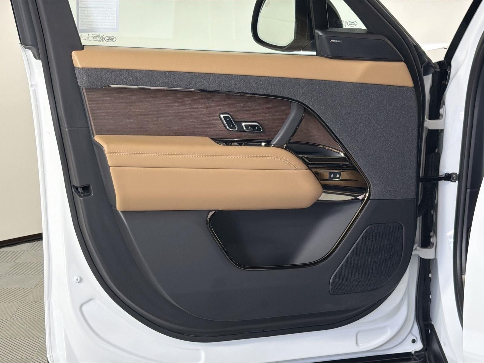 Used 2024 Fuji White Land Rover SE image 21