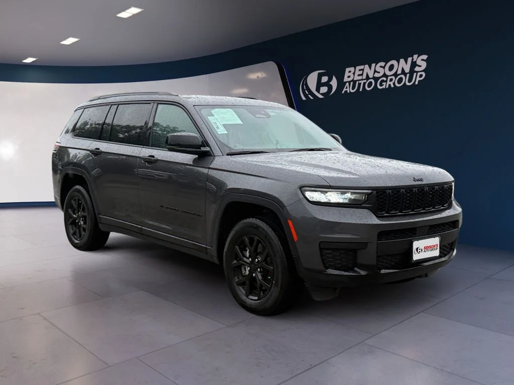 Used 2024 Gray Jeep Altitude image 7