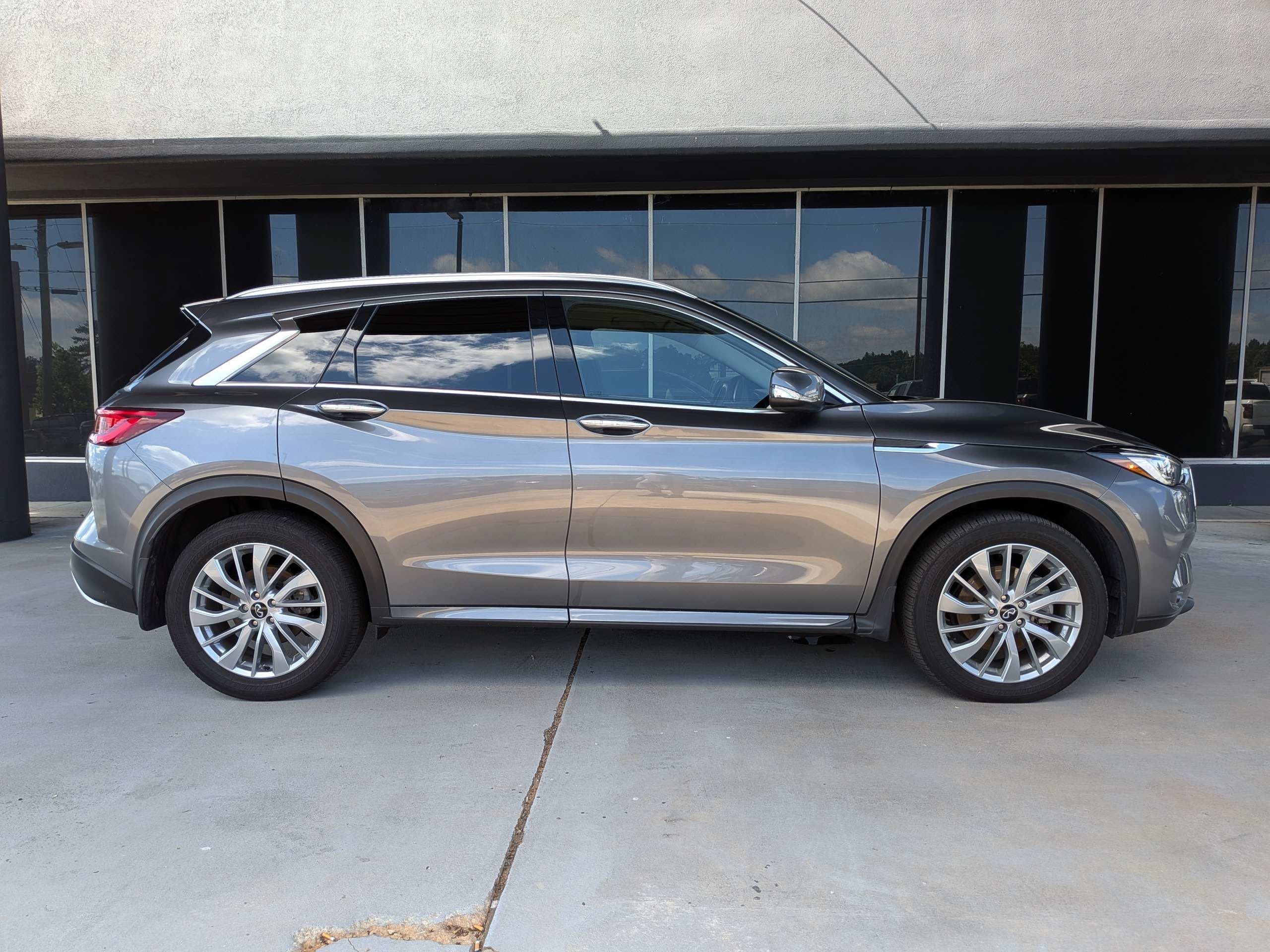 Used 2023 Gray INFINITI LUXE image 2