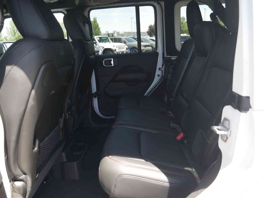 New 2026 Bright White Clear-Coat Exterior Paint Jeep  image 15