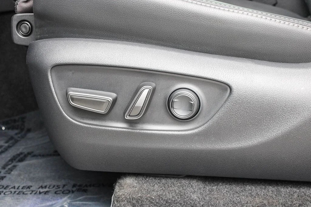 Used 2025  Toyota Base image 21