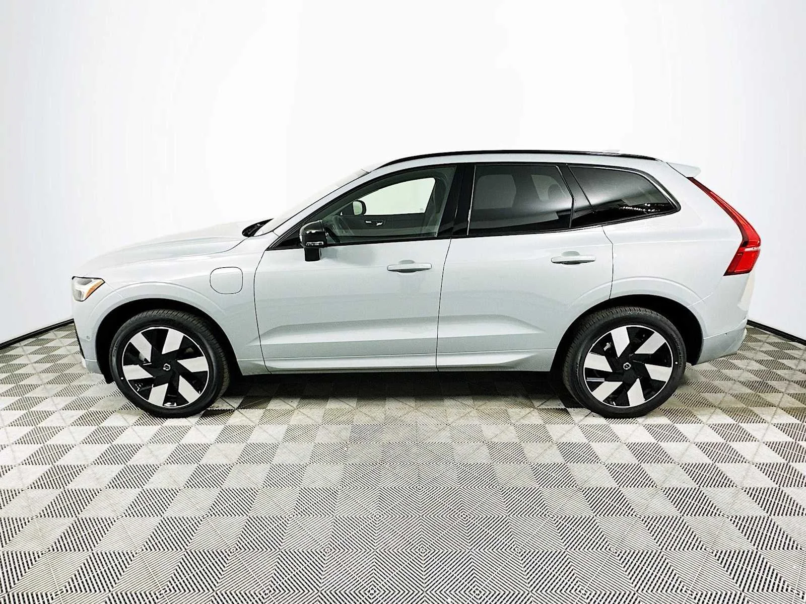 Certified Used 2025 Vapour Grey Volvo Plus image 4