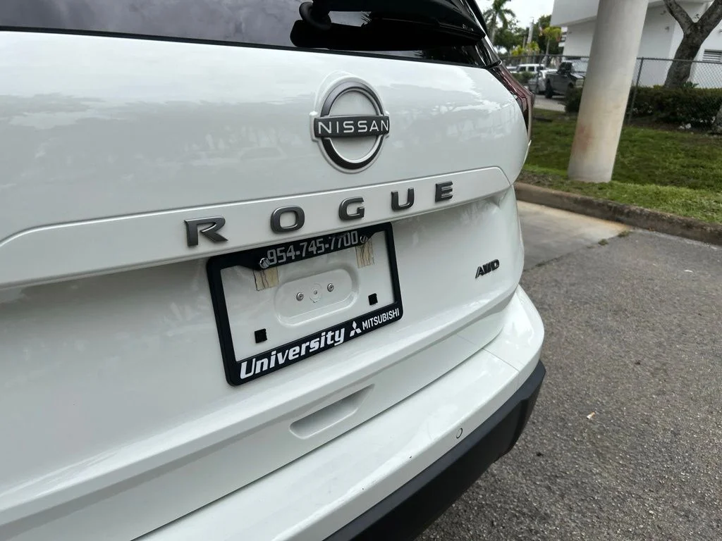 Used 2024 White Nissan S image 17