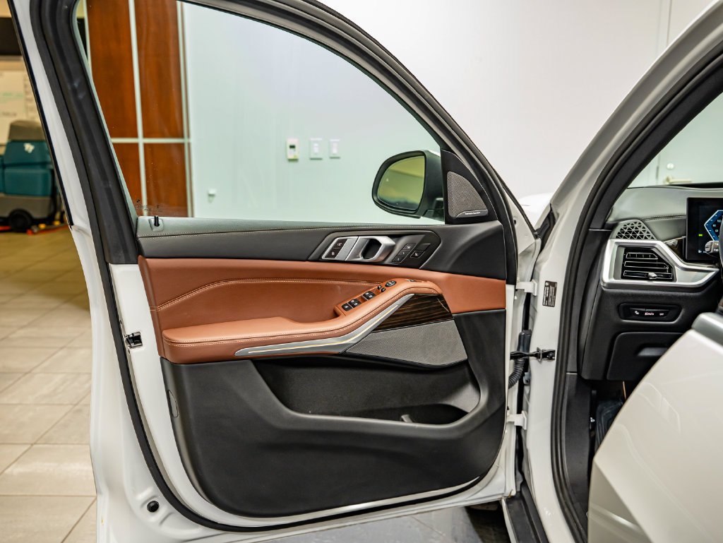 Used 2024 Mineral White Metallic BMW xDrive40i image 26