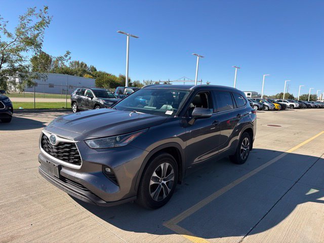Used 2022 Gray Toyota XLE image 3