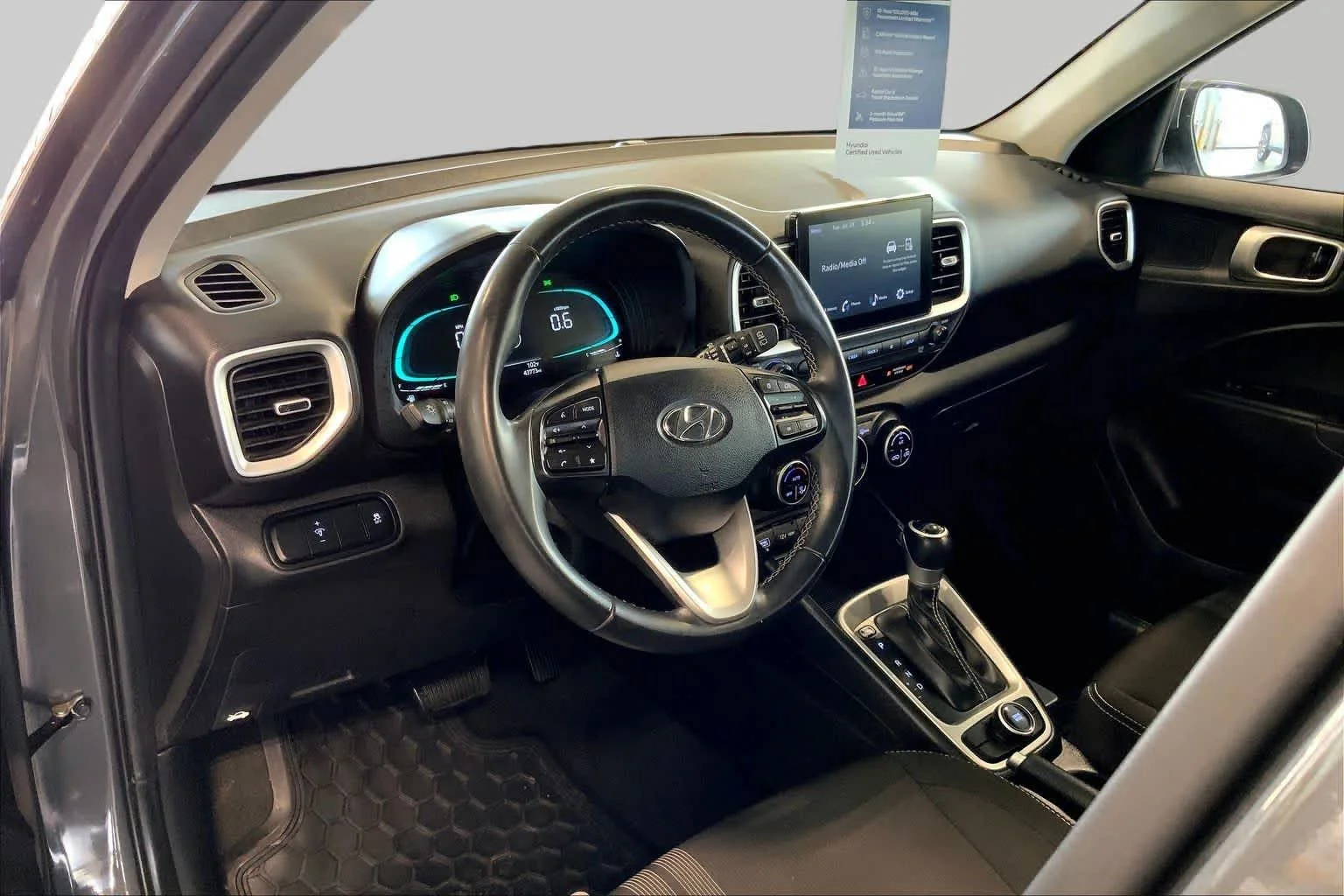 2025 Hyundai Venue SEL - Photo 17
