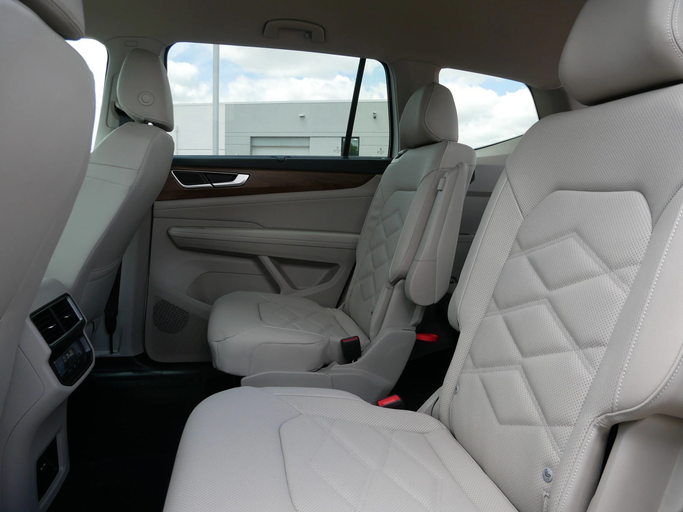 New 2026 Opal White Pearl Volkswagen 2.0T SE w/Technology image 5