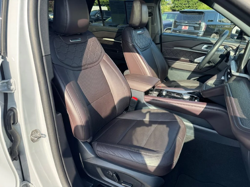 Used 2025 White Metallic Ford Platinum image 18