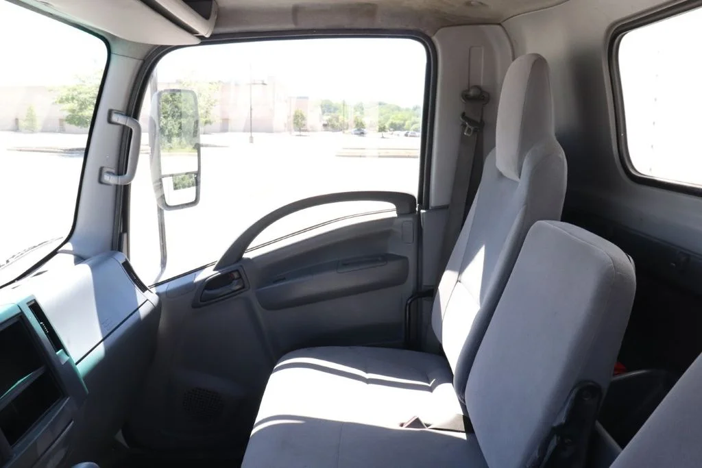 Used 2022  Isuzu NPR image 14
