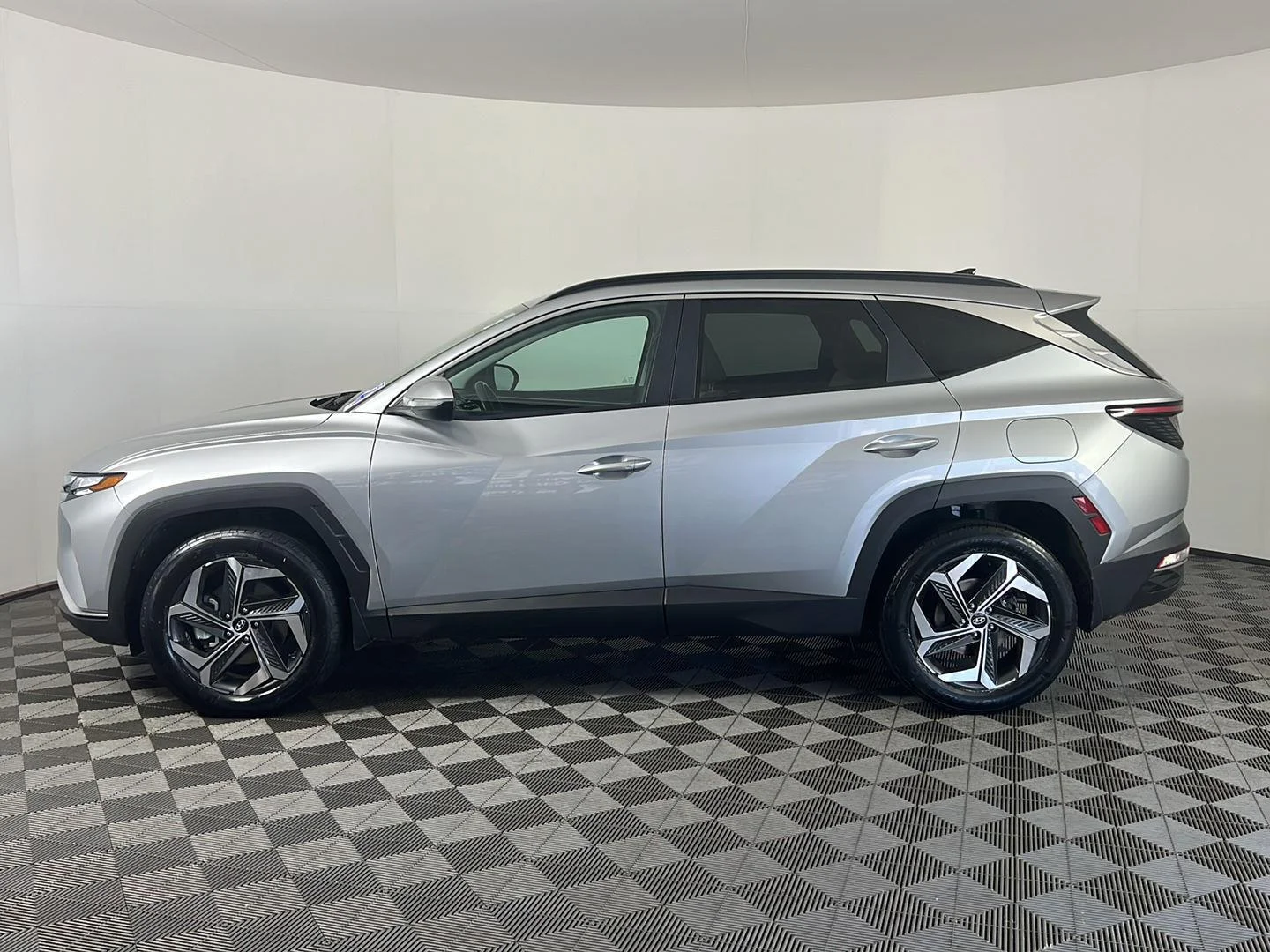 Used 2023 Shimmering Silver Hyundai SEL image 6