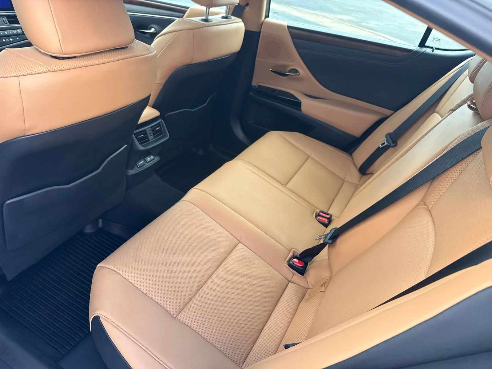 Used 2025 White Lexus 300h image 5