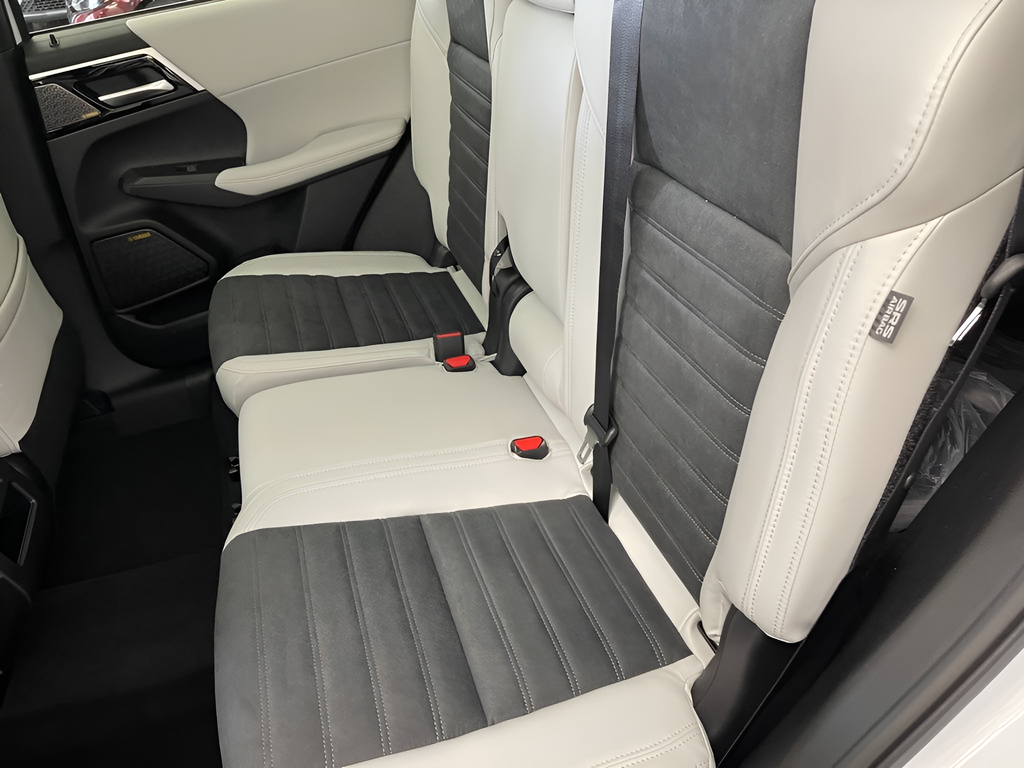 New 2026 White Diamond Mitsubishi SE image 25