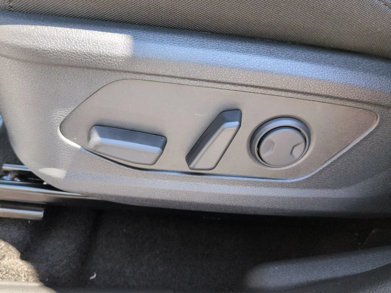 New 2026 Glacial White Pearl Kia LX image 22