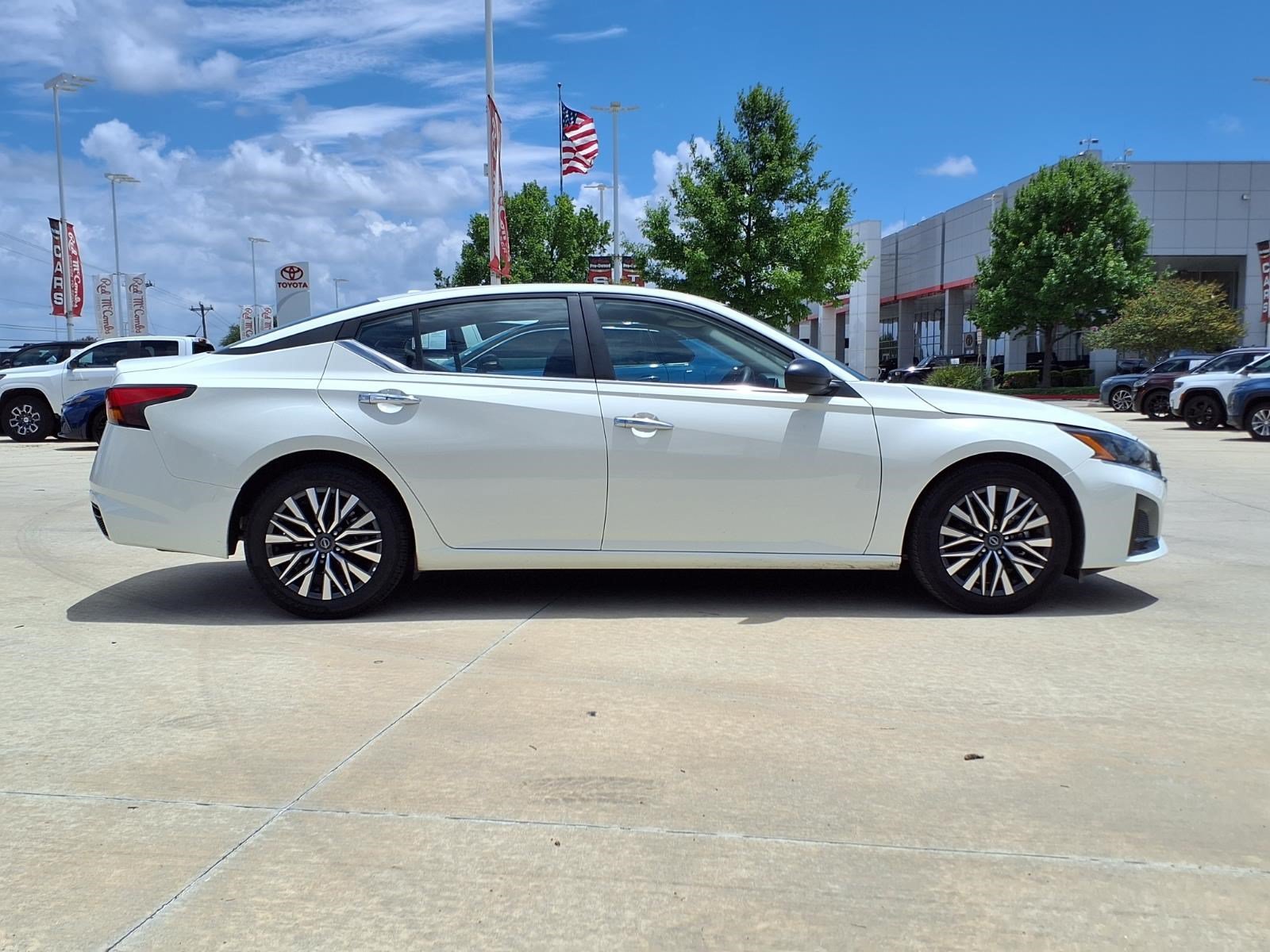 Used 2025 Glacier White Nissan SV image 4