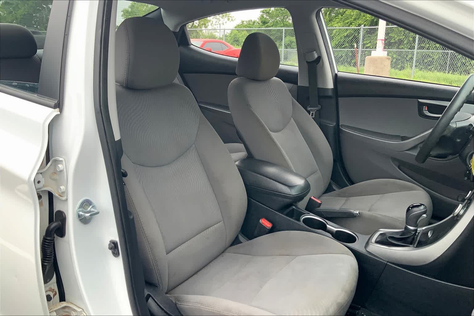 Used 2016 Quartz White Pearl Hyundai SE image 8