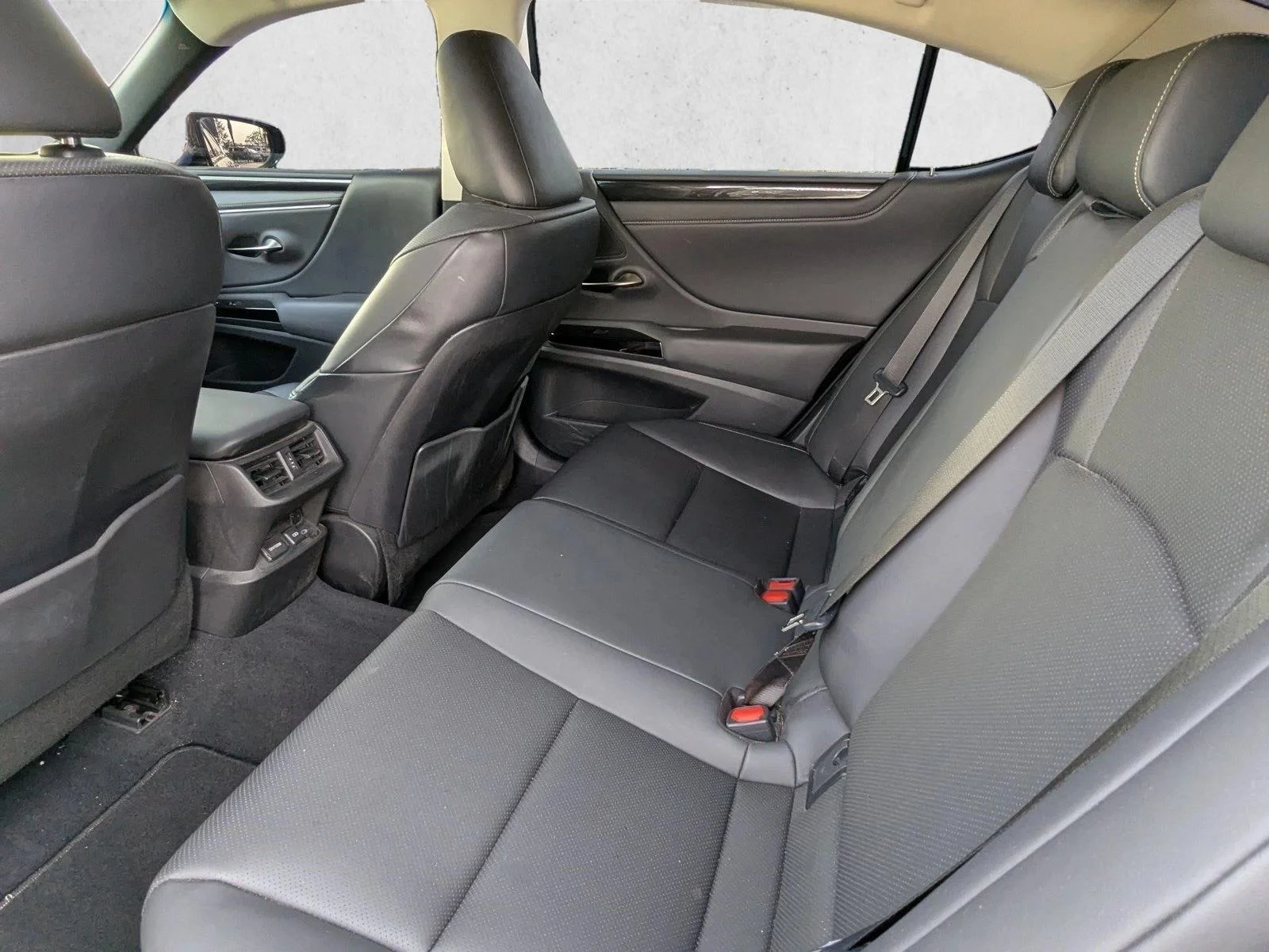 2024 Lexus ES 350 - Photo 18