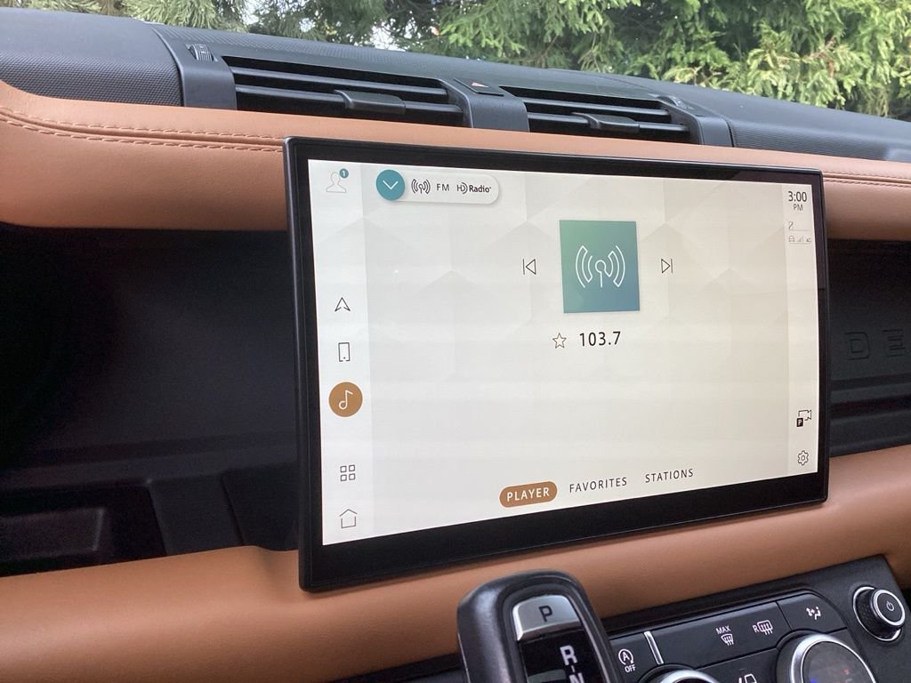 Used 2022  Land Rover X image 17