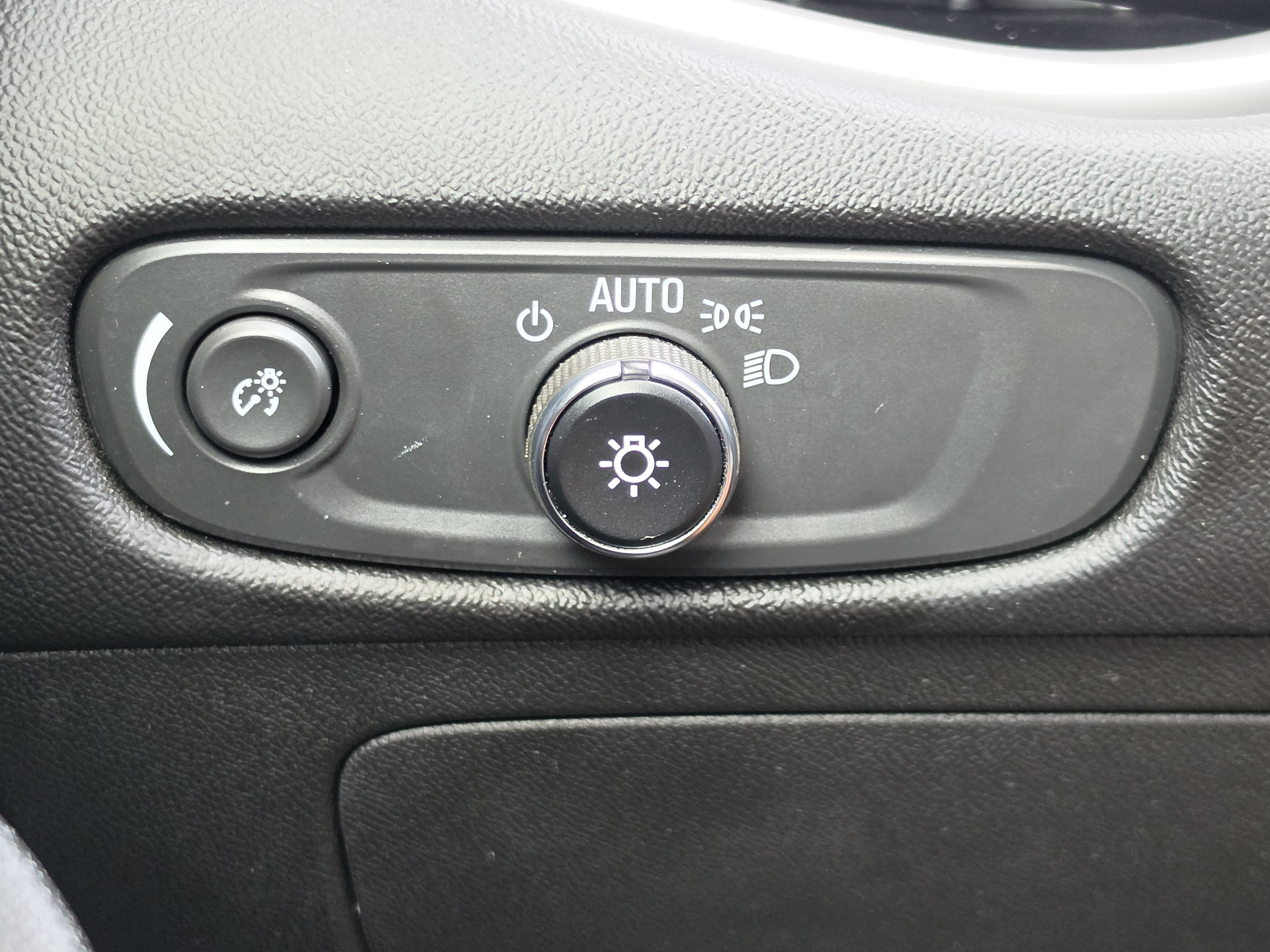 Used 2024 Summit White Chevrolet LT image 14