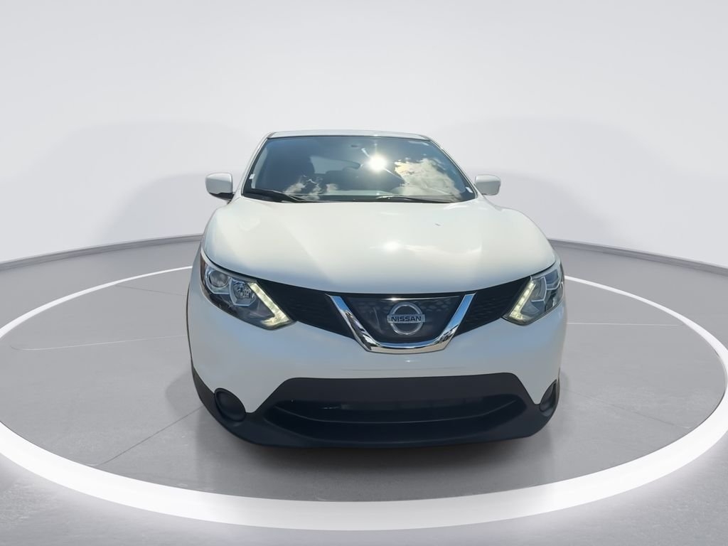 Used 2018 White Nissan S image 3
