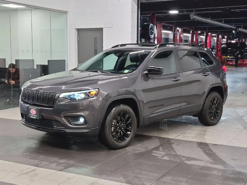 Used 2023 Gray Jeep Altitude image 9
