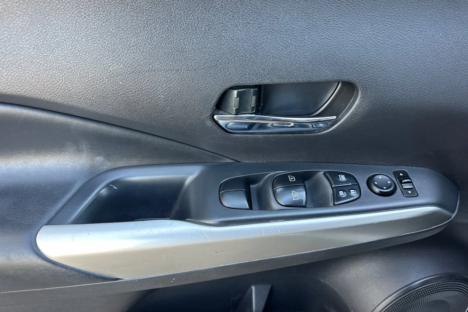 Used 2019 Silver Nissan SR image 11
