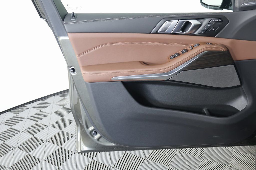New 2027 Manhattan Green Metallic BMW xDrive40i image 7
