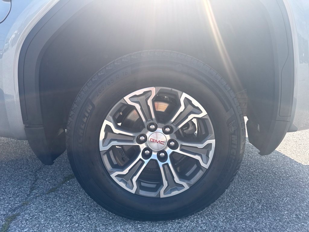 Used 2025 Silver GMC SLT image 40